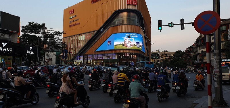 noi bat ve dem voi led quang cao ngoai troi